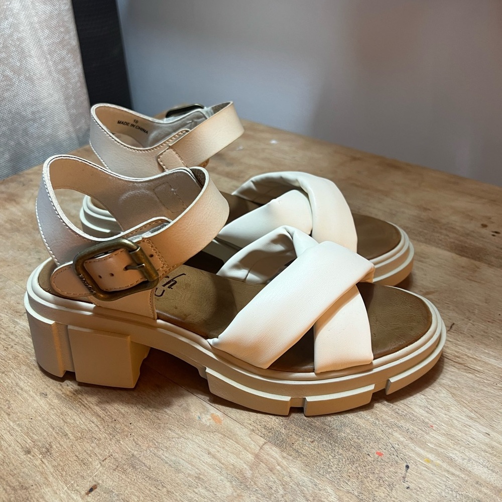 Low heel chunky sandals